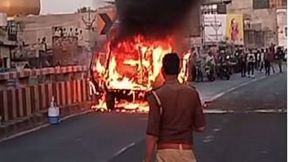 Car caught fire under Bhagwan Talkies flyover tires burst one by one terror due to explosions