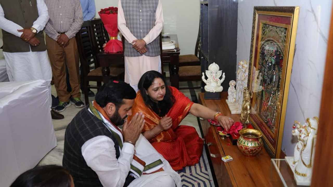 पत्नी के साथ पूजा अर्चना करते सीएम नायब सिंह सैनी।
