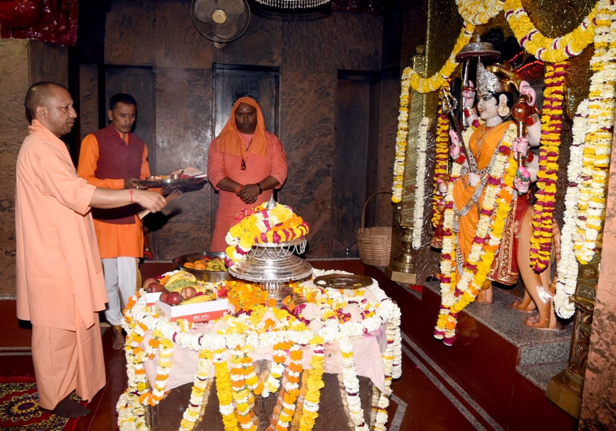 Balrampur News: CM Yogi performed darshan and worship at Devi Patan temple, met school children, distributed t