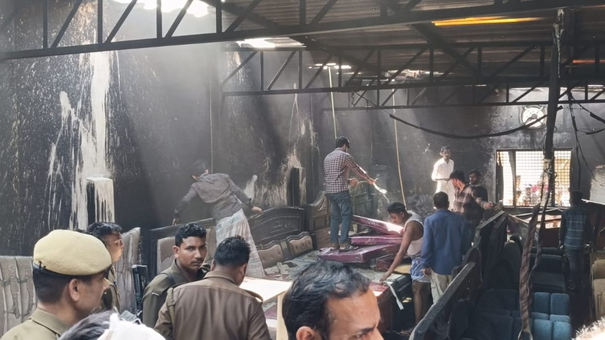 fire in electronic shop lakh rupees goods destroyed ij short-circuit