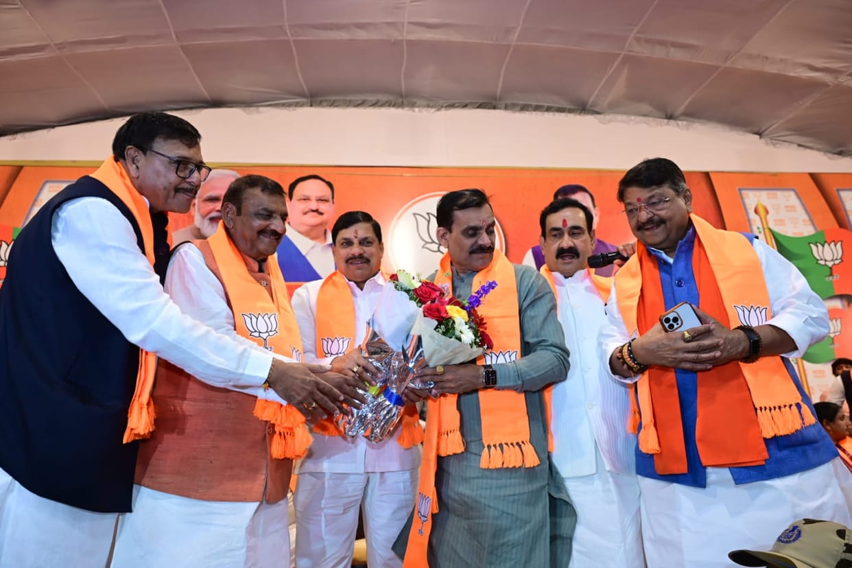 MP News: Shock to Congress again, Pankaj Sanghvi and Antar Singh Darbar join BJP, Narottam said - the whole co