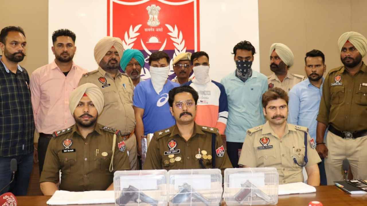 पटियाला में अंतरराष्ट्रीय गैंग के बारे में जानकारी साझा करते एसएसपी वरुण शर्मा।