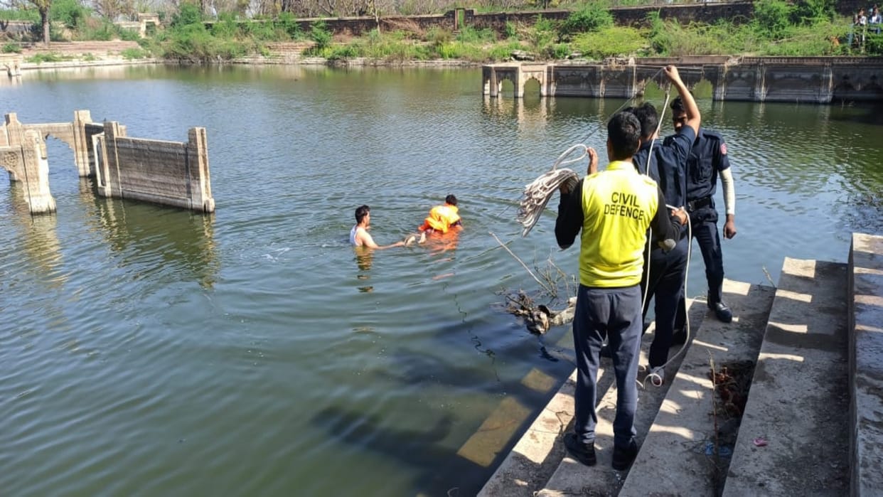 Rajasthan News: Dupatta and slippers of missing girl found near the pond, civil defense team is searching