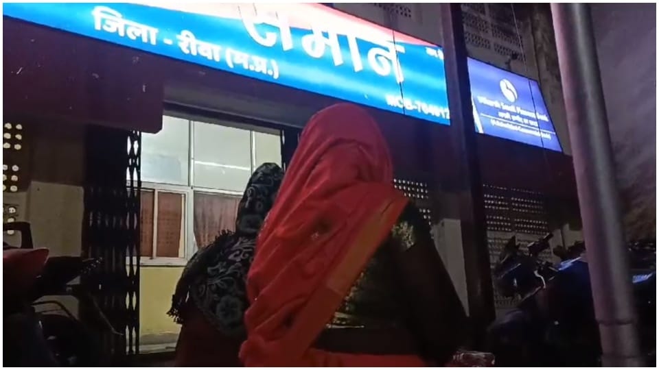 मां के साथ थाने पहुंची युवती।