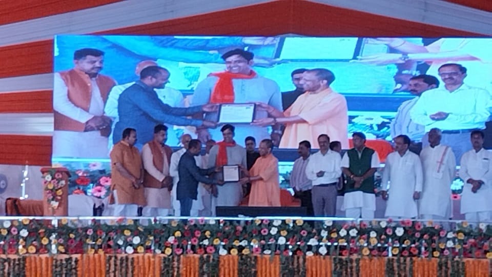 CM Yogi laid the foundation stone of pharmacy building in MMMUT distributed tablets and smartphones to student