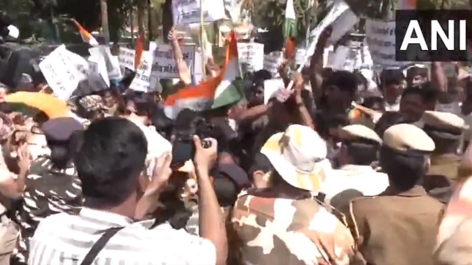 Refugees protest outside Congress office in Delhi