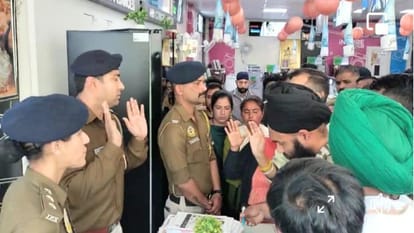 लोगों ने पुुलिस के समक्ष अपना पक्ष रखा।