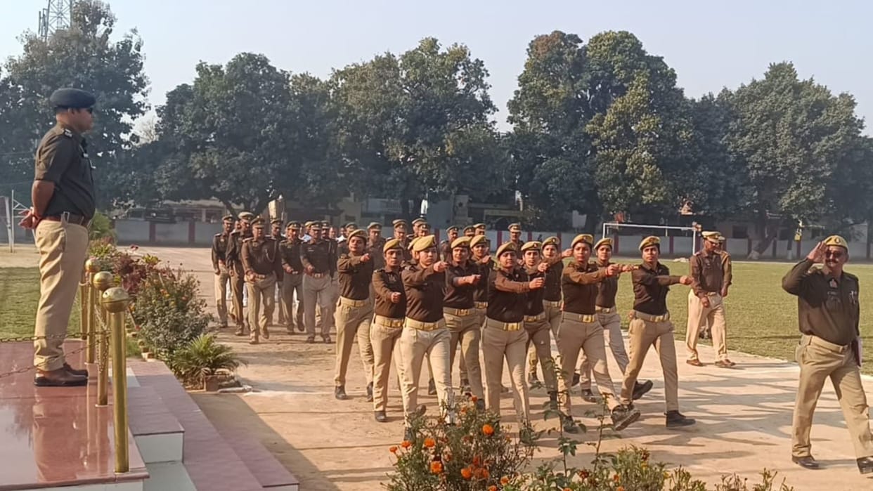 Superintendent of police took salute parade and inspected the police line ballia