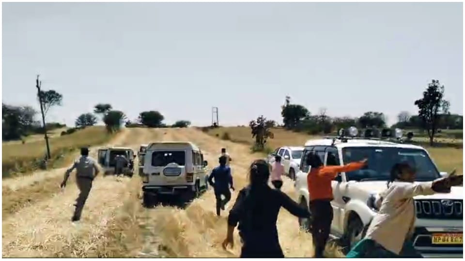 Stones pelted on the vehicle of Mineral Officer who to stop illegal mining in Shajapur