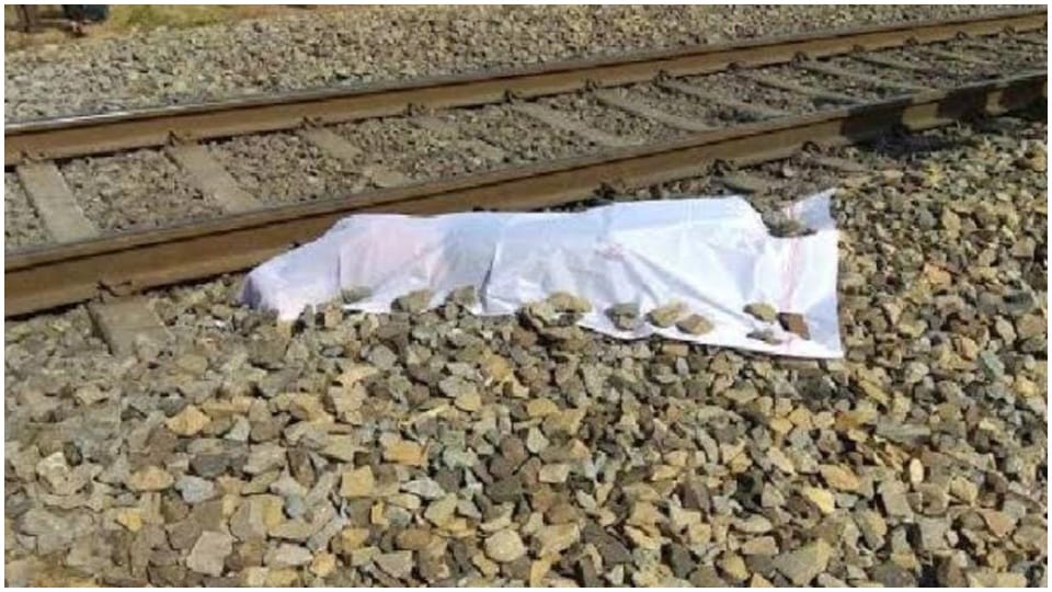 Ujjain News: Young man sitting in train fell after his feet hit the platform one died on spot