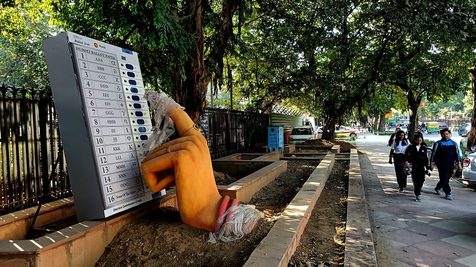 Lok sabha Elections : Regional identity outweighs caste, national issues and leadership also matter in Delhi