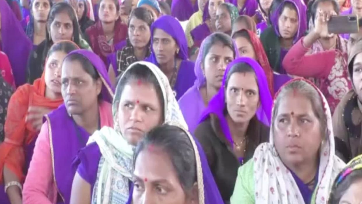 Viral photo of payment of amount to Asha workers on NRHM website