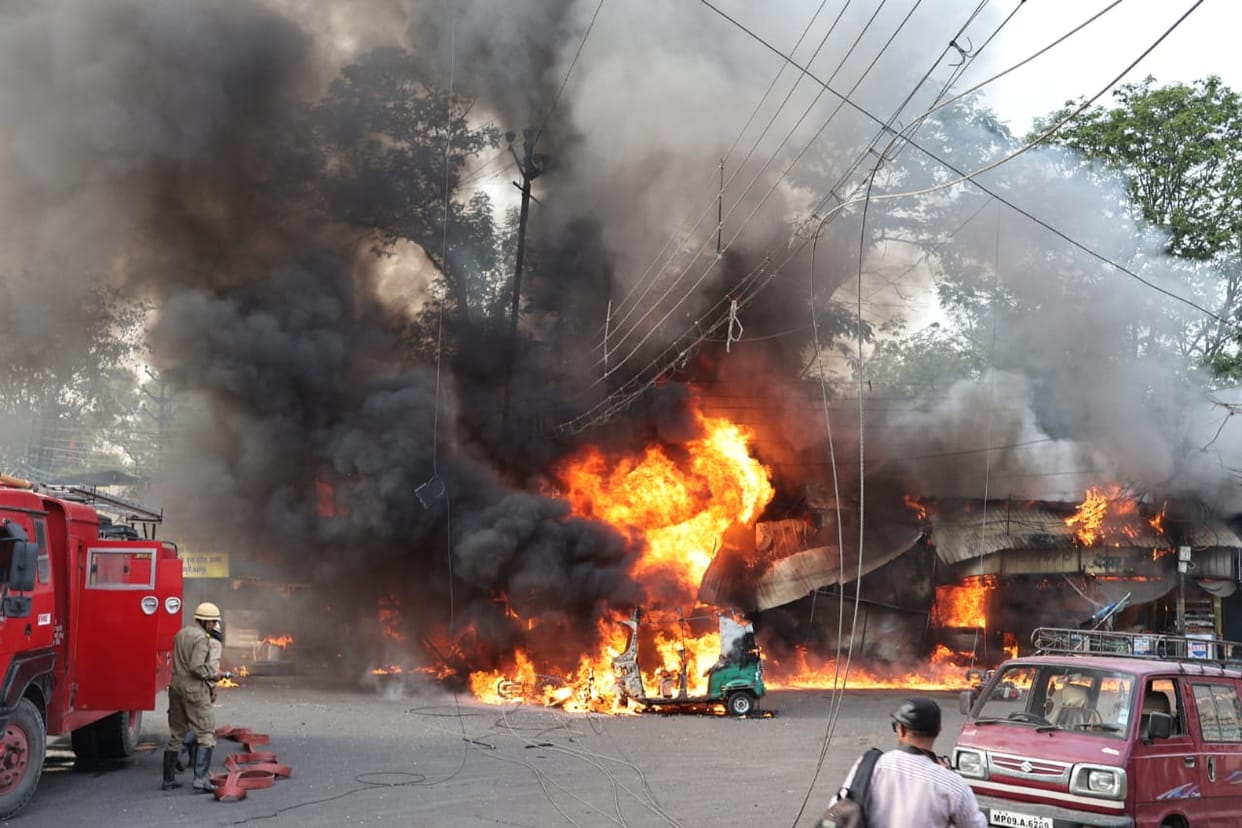 Indore: Fire in Chhotigwal Toli Market of Indore, 12 shops burnt to ashes, three vehicles also burnt.