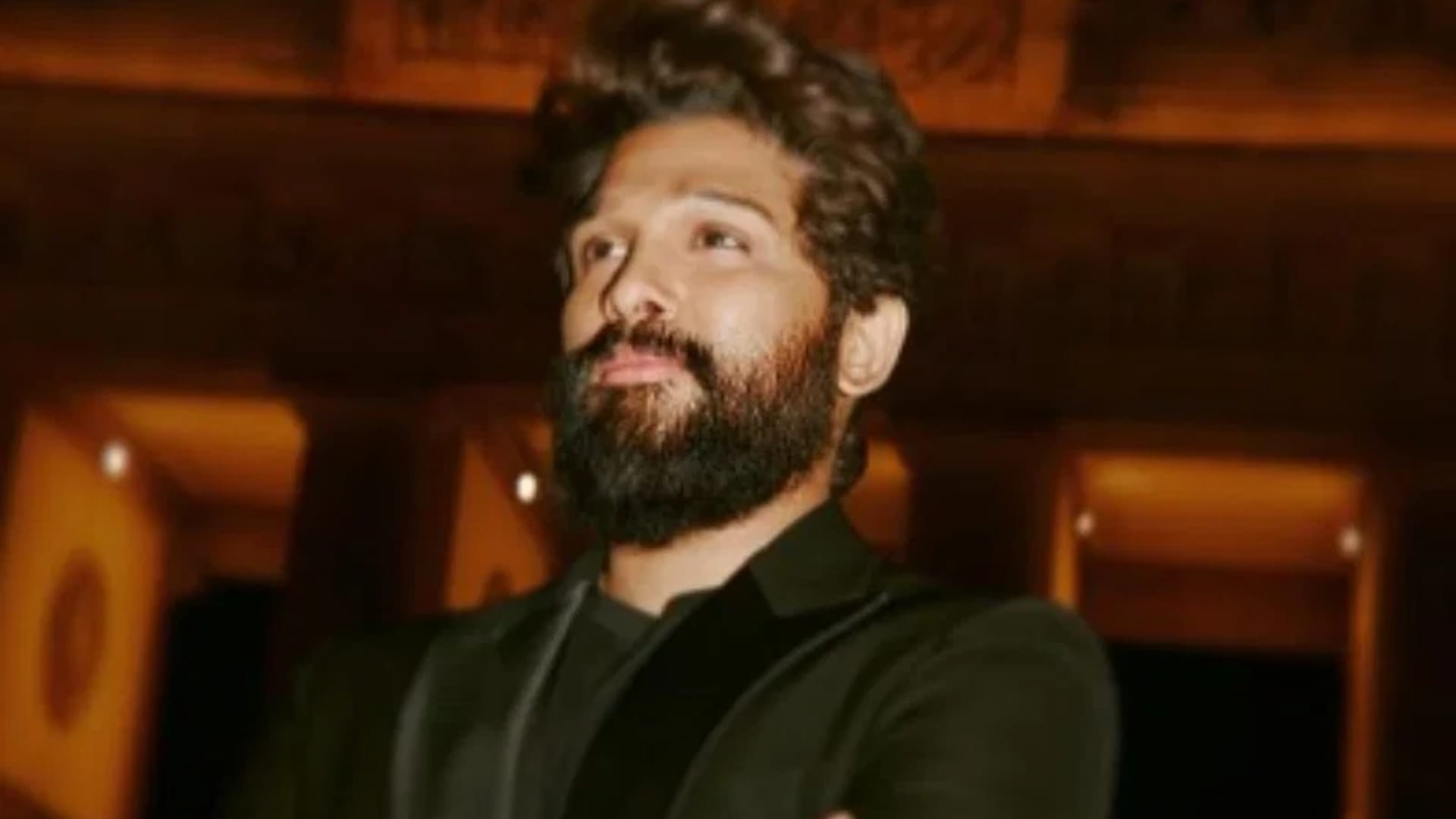 Fan got emotional after meeting with Pushpa 2 actor Allu Arjun video went Viral