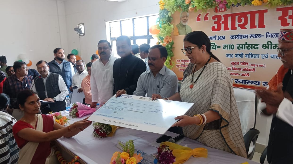 Cabinet minister Smriti Irani honours Asha Bahu in Amethi.