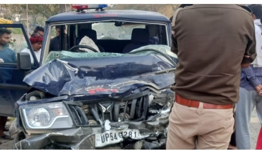 Many policemen injured in collision pickup and police escort van in chandauli