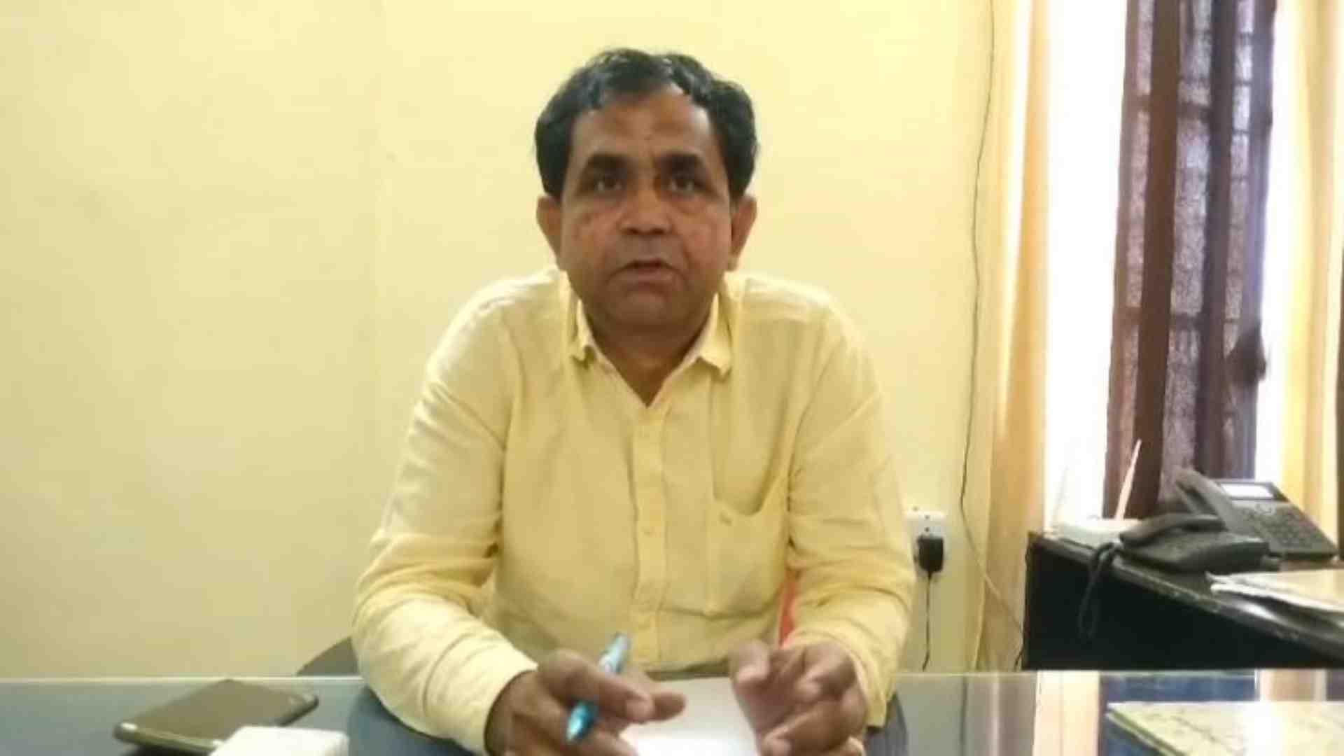 घटना के बारे में बताते बीडीओ बाबूलाल मीना।