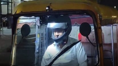 UP: आगरा पुलिस ने तो हद ही कर दी... अब हेलमेट पहनकर ऑटो चला रहा युवक, देखकर लोग भी हैरान young man is driving an auto wearing a helmet people are surprised to see