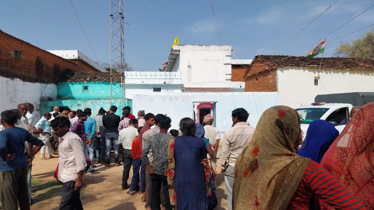 Theft in two houses along with Jain temple in Tikamgarh