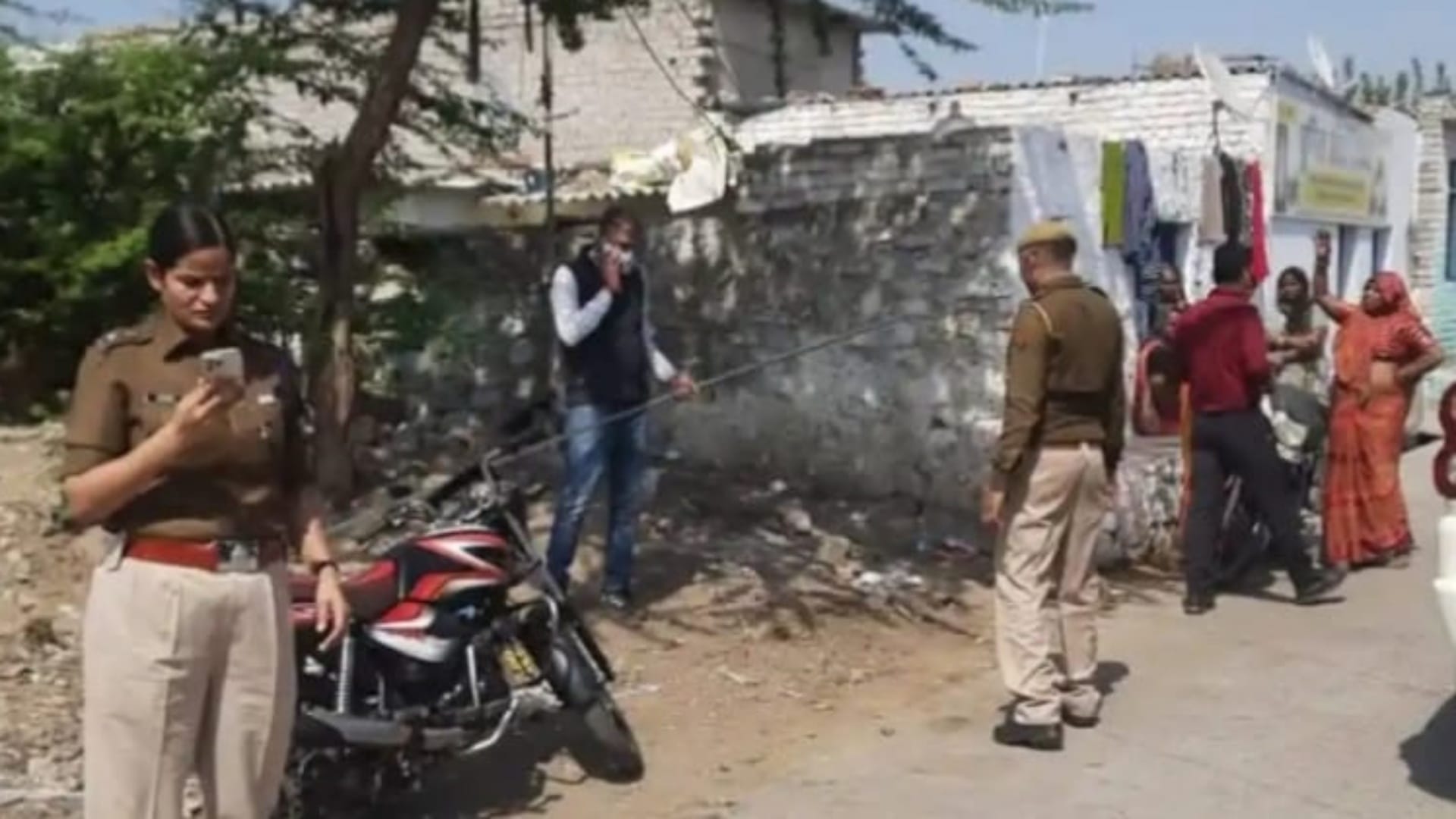 पुलिस और परिजन