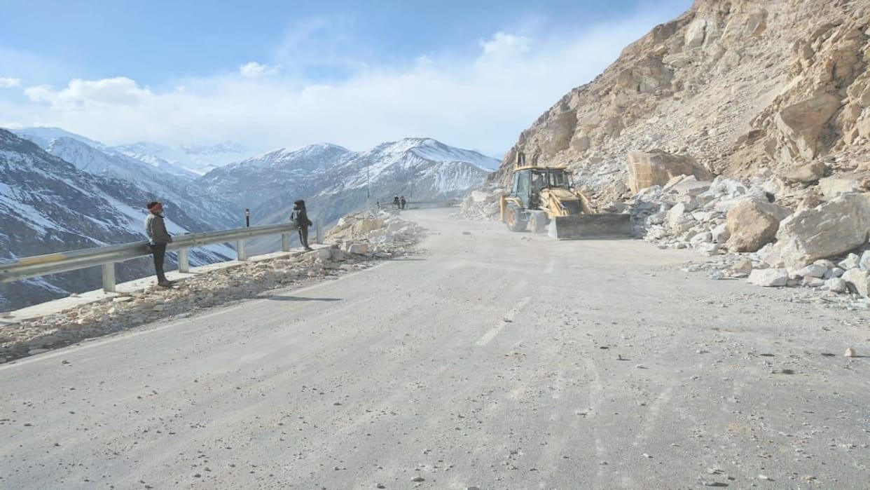 Kinnaur: NH 505 remained disrupted for 21 hours due to landslide in Yangthang Zero Kainchi.