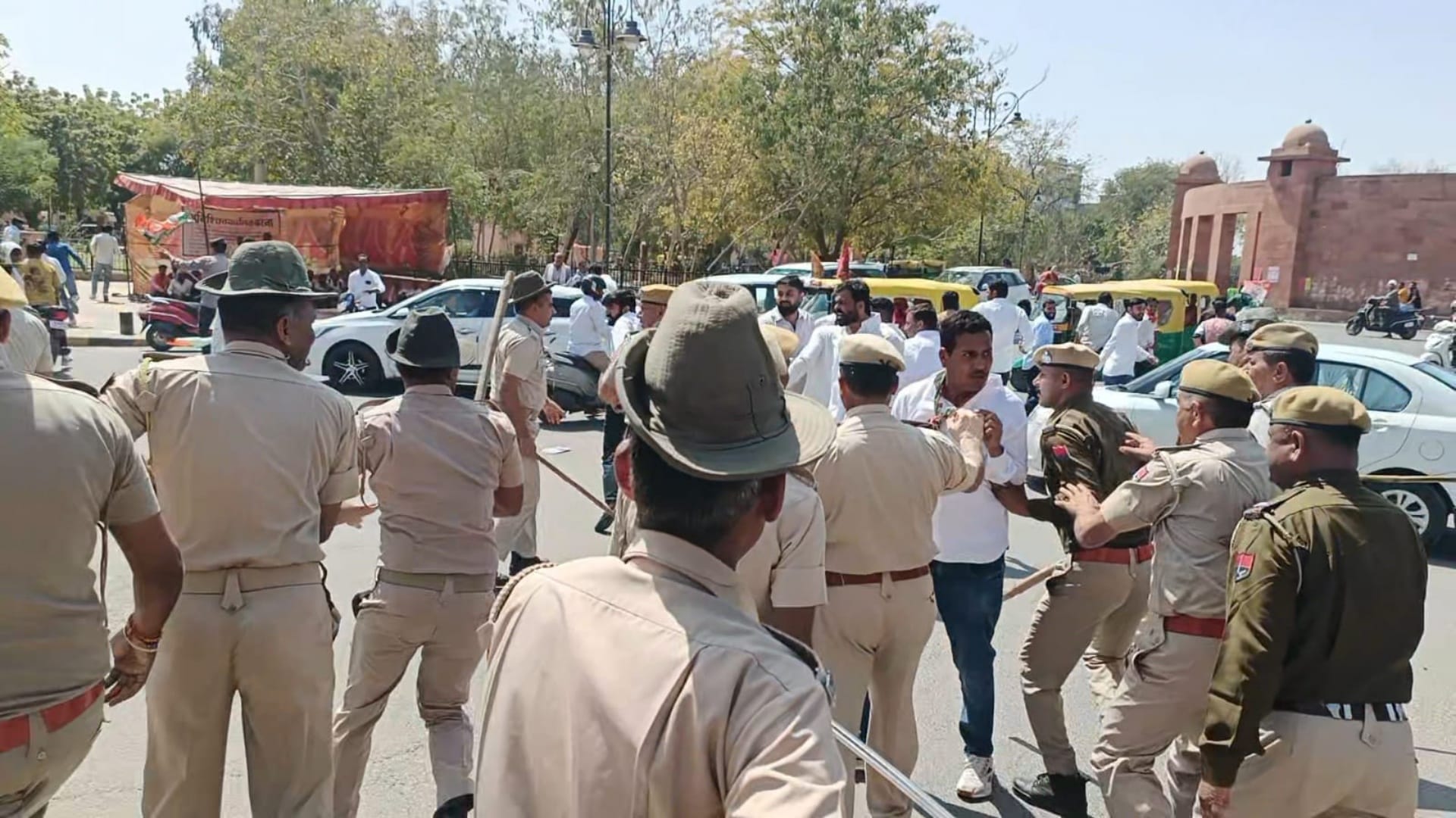 कार्यकर्ताओं को खदेड़ते पुलिसकर्मी