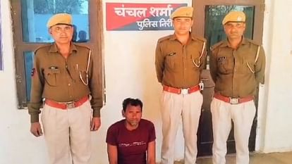 Karauli News person roaming with illegal weapons arrested four live cartridges seized