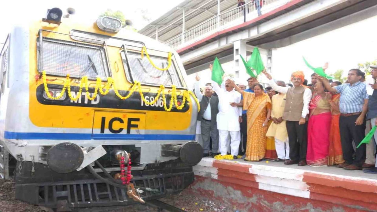 Dausa News: Train ran on Dausa Gangapur railway line, MP Meena flagged off the DEMU train.
