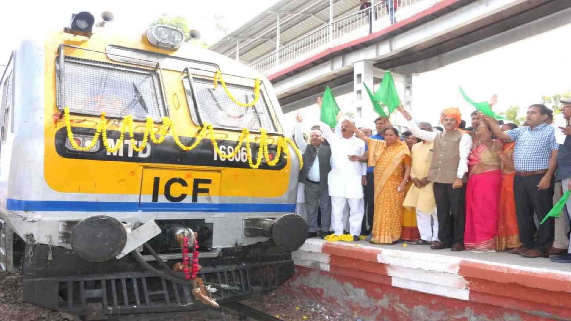 ट्रेन को झंडी दिखाती सांसद जसकौर मीणा।