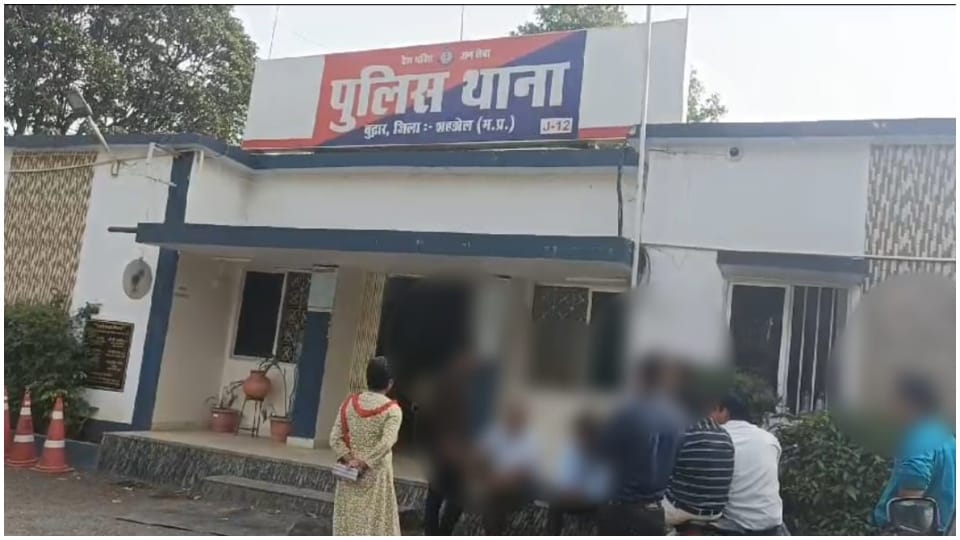 Teacher pressurizing self-help group woman to have illicit relationship in shahdol