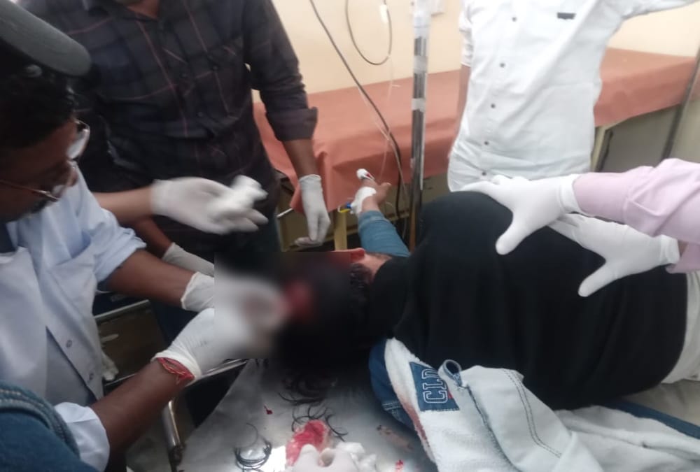 Roorkee News dispute and fight between two groups for road,  shot a youth in head referred to AIIMS