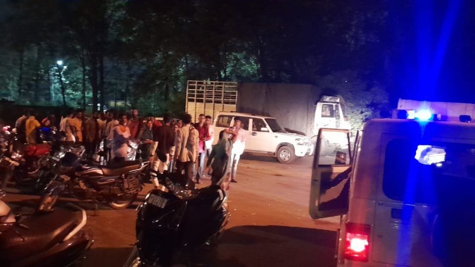 आक्रोश में स्थानीय लोग