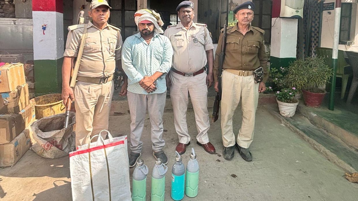 Bihar News: Youth arrested at Patna Beur jail gate; He was carrying liquor inside a milk container.