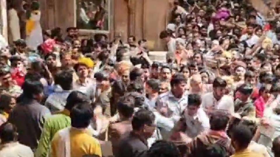 Kicking and punching between security guards and devotees at Banke Bihari temple in Vrindavan