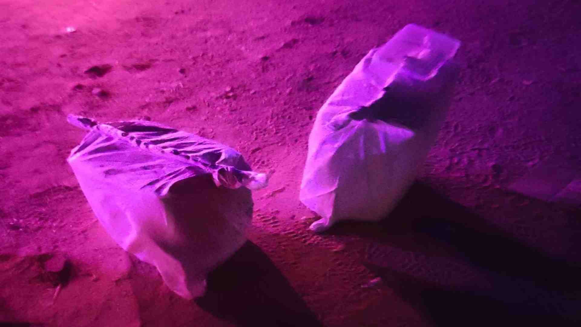 बस से बरामद हुए चांदी से भरे कट्टे।