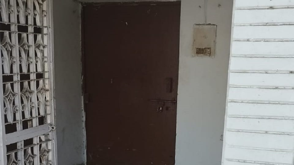 Dead body of Scientist found in a closed room lived alone Police engaged in investigation