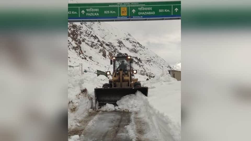 Badrinath Dham Yatra 2024  Pilgrims will pass through icebergs on highway itself see pictures