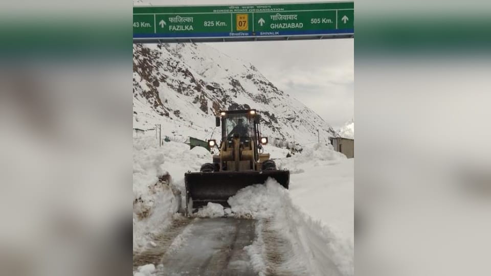 Badrinath Dham Yatra 2024  Pilgrims will pass through icebergs on highway itself see pictures