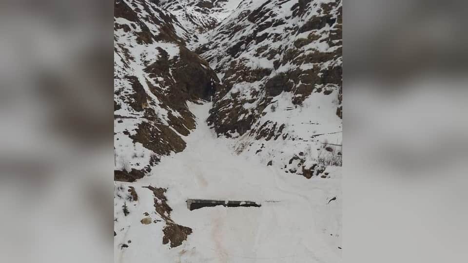 Badrinath Dham Yatra 2024  Pilgrims will pass through icebergs on highway itself see pictures