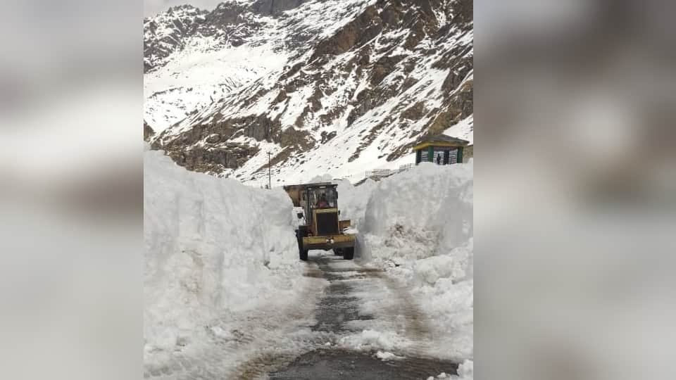 Badrinath Dham Yatra 2024  Pilgrims will pass through icebergs on highway itself see pictures