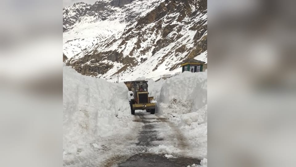 Badrinath Dham Yatra 2024  Pilgrims will pass through icebergs on highway itself see pictures