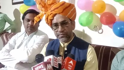 Dinesh Lal Yadav Nirahua targeted Akhilesh Yadav while singing song in Azamgarh