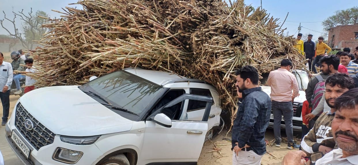 Baghpat: Truck laden with sugarcane overturned on two vehicles, screams ensued, 14 people injured