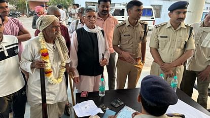 Gwalior: 85 year old man reached police station to deposit gun without any appeal or instructions
