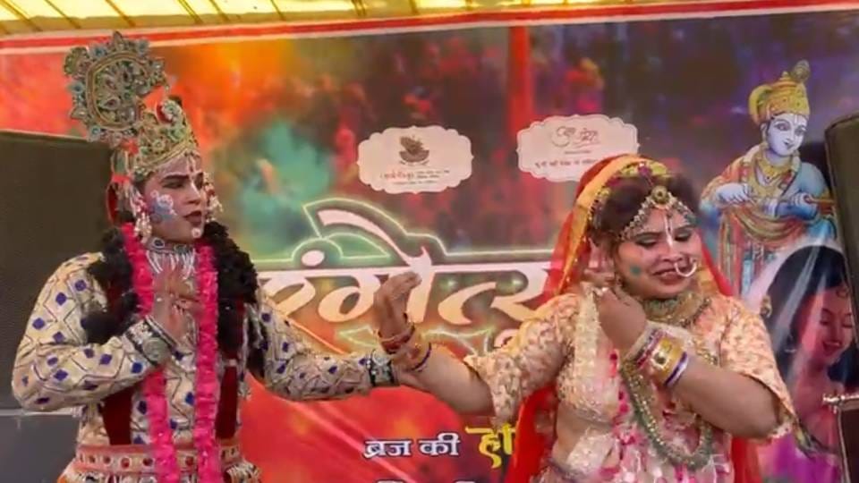 Thakur Dwarkadhish played Holi with Patrani and devotees in Vrindavan