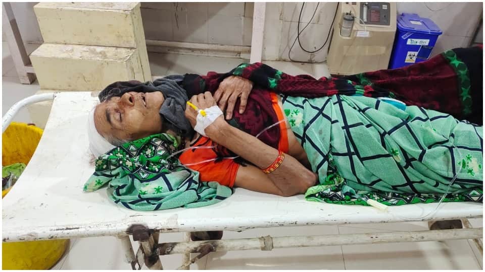 घायल महिला का अस्पताल में चल रहा इलाज।