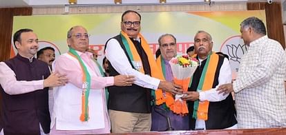 Devendra Singh Yadav along with many leaders join BJP.