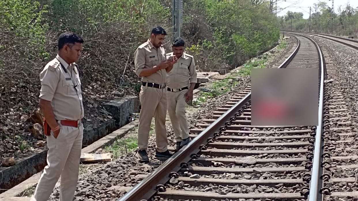 Lover-girlfriend commit suicide by jumping in front of train in Chitrakoot