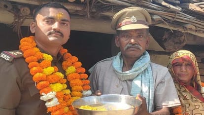 Banda: दरोगा बने किसान के बेटे ने पिता को पहनाई पीकैप, कहा- आप ही हैं इसके असली हकदार Banda: Farmer's son became Inspector
