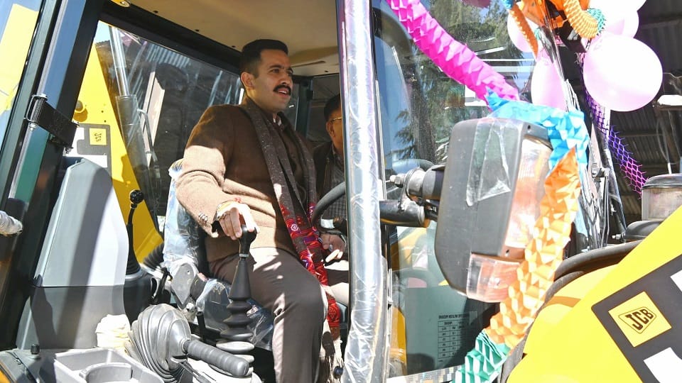 Himachal News Vikramaditya Singh flagged off 14 JCBs